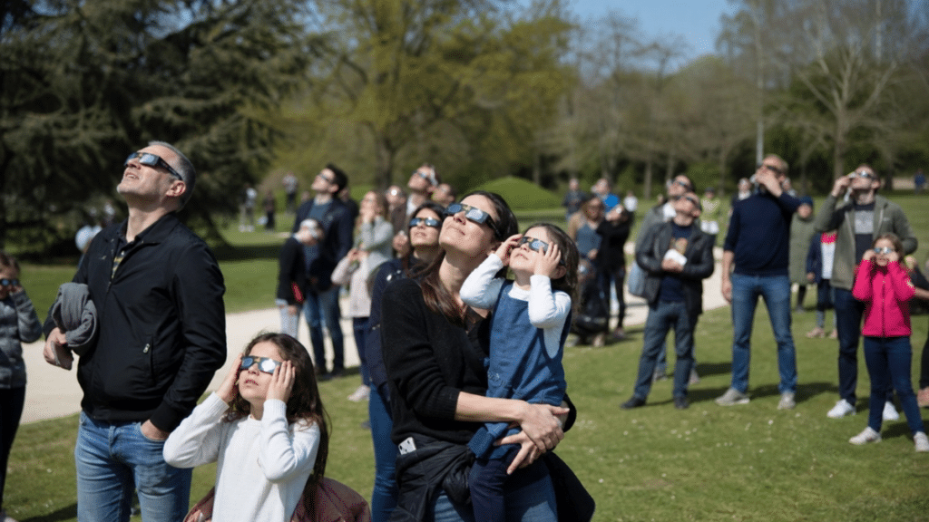 Personnes observant une éclipse solaire avec des lunettes de protection certifiées dans un parc