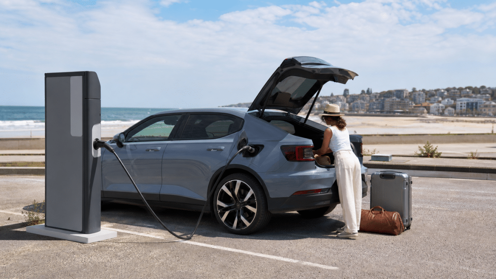 Voiture électrique en recharge près d’une ville côtière pendant les vacances